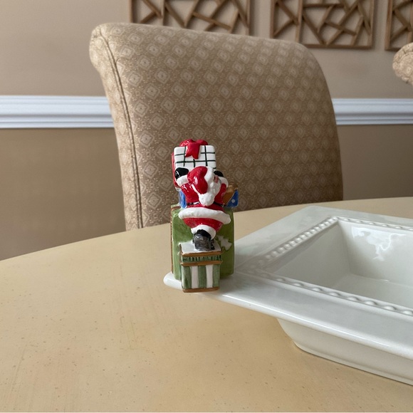 Santa With Stack of Gifts Platter Decoration 🎁 - Picture 4 of 6
